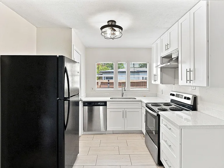 1012 W Hart Ave — Photo 10