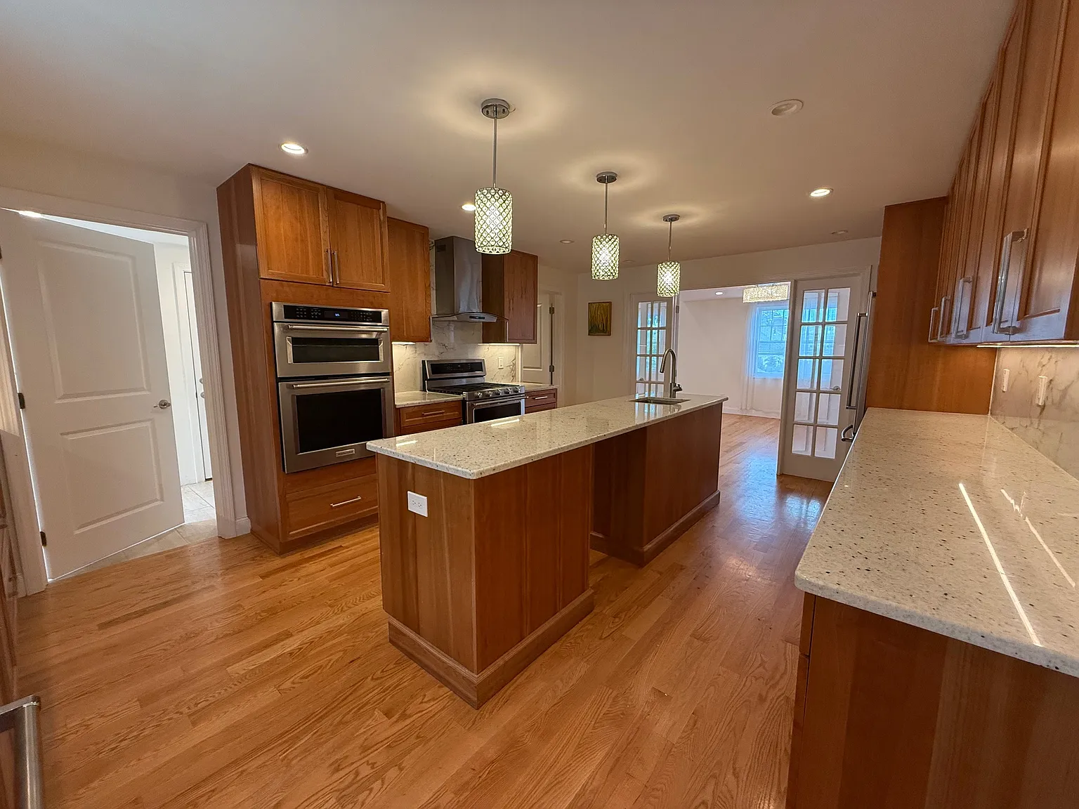 6 bed, 4960 sqft, $10,000 — Photo 3