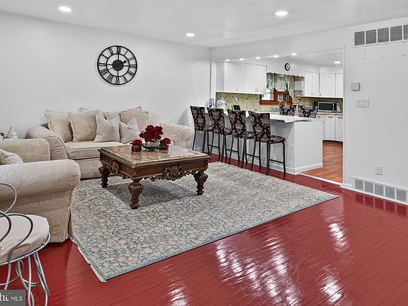 4th image of 908 New Hope St