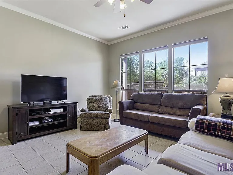 3930 Northshore Ave — Photo 2