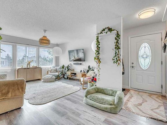 2nd image of 28 Van Horne Cres NE