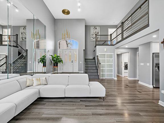 5th image of 285 Lorraine Cir