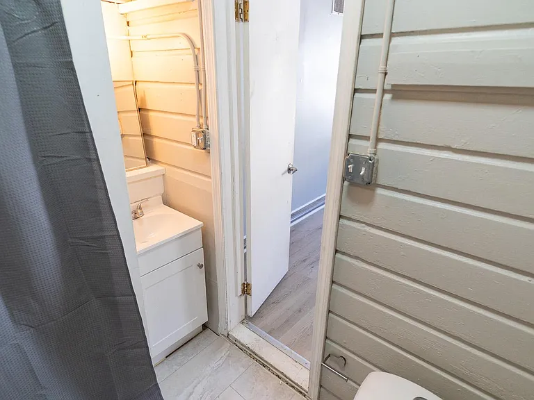 402A Sample St — Photo 8