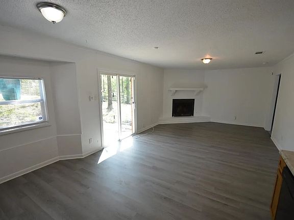 3rd image of 905 Valerie Dr