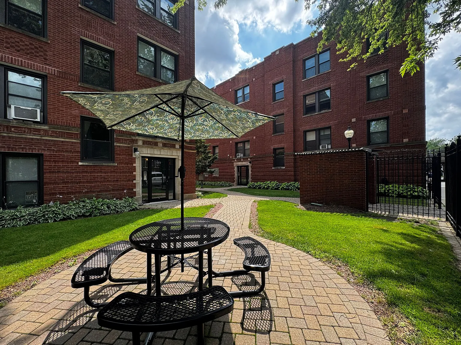1 Bedroom in Prime Location Near Loyola Park & Beach! — Photo 4