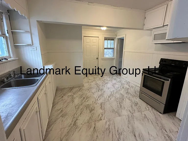 606 E Aberdeen St — Photo 2