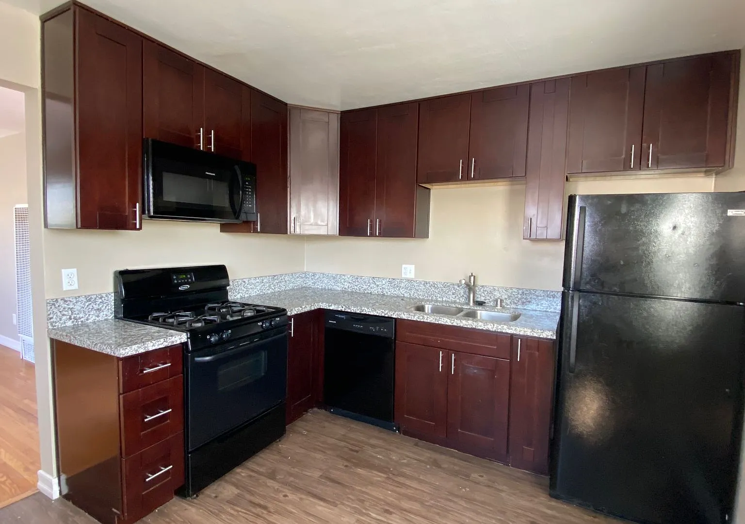 4154 - 4158 Estrella Ave — Photo 3