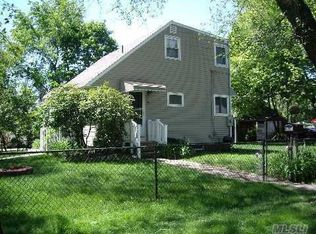 20 Hemlock St, Central Islip, NY 11722