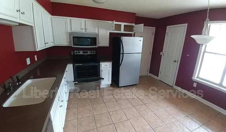 806 Malibu Dr — Photo 3