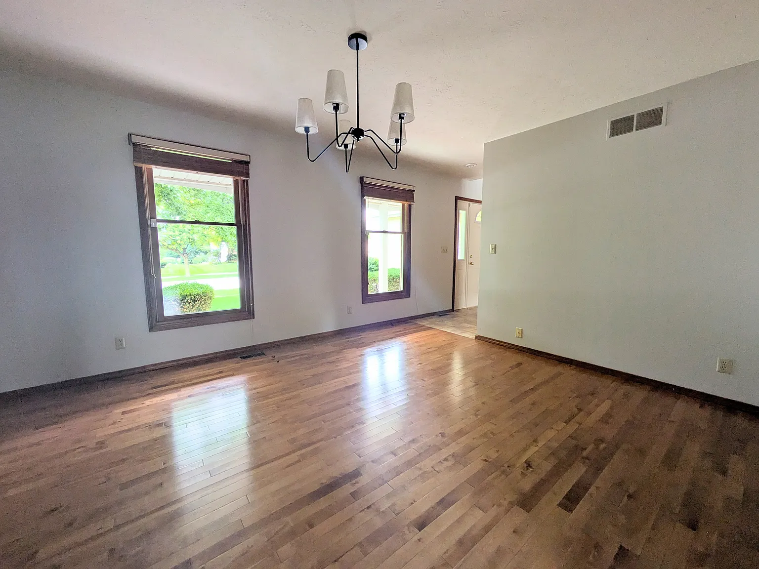 4 bed, 2.5 bath, 3185 sqft, $2,950 — Photo 2