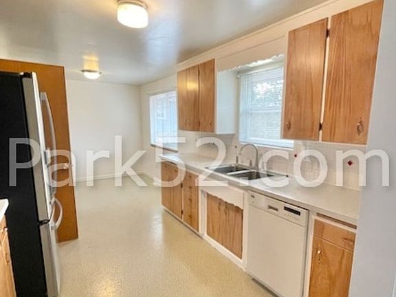 2nd image of 1220 S Woodlawn St