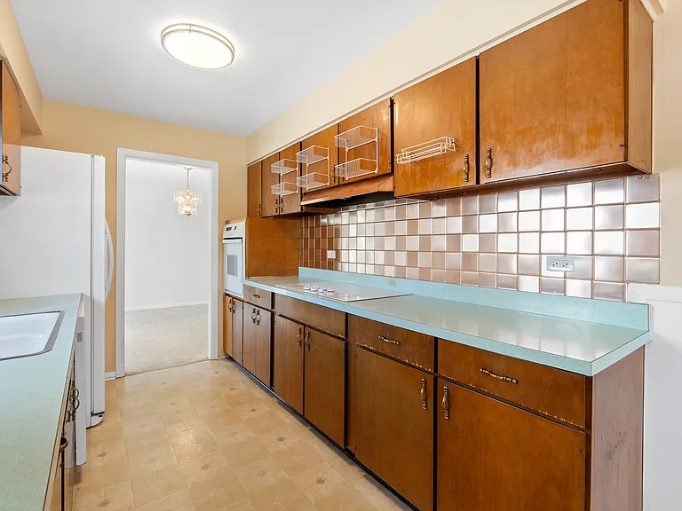 818 Leahy Cir — Photo 18