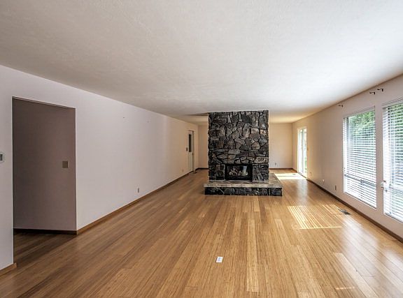 3rd image of 525 Fern Ave