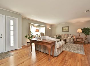 3 Cedar Ln, Roseland, NJ 07068