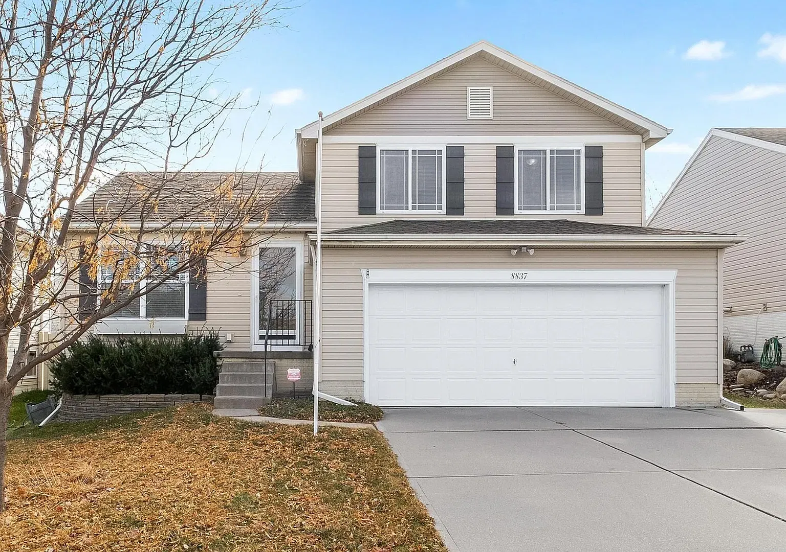 Spacious 3-Bedroom with Fenced Yard & Garage — Photo 1