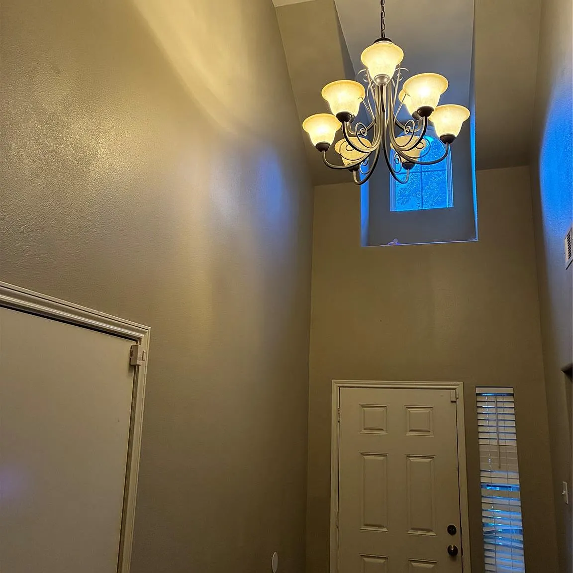 5 bed, 2.5 bath, 2917 sqft, $3,400 — Photo 3