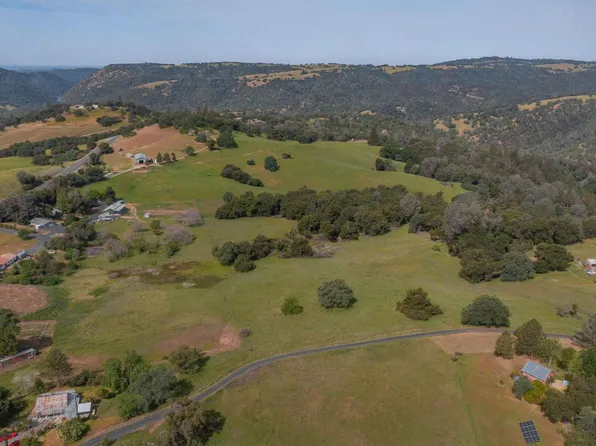 186 Sunshine Ln, Mokelumne Hill, CA 95245