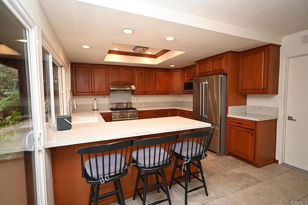 5 bed, 3.5 bath, 2574 sqft, $9,250 — Photo 2