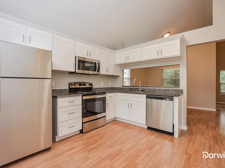1034 Manigan Ave — Photo 2