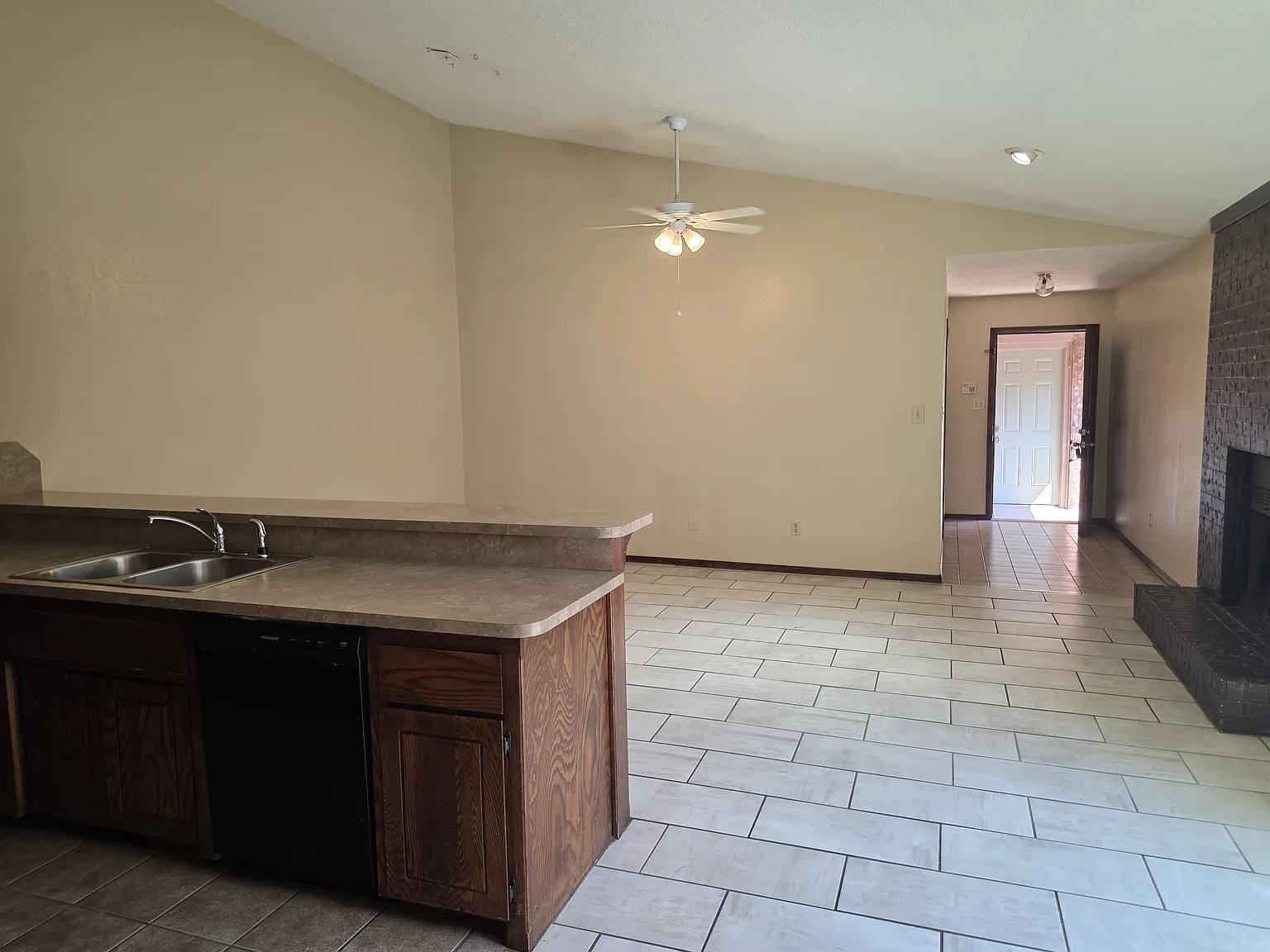 3 bed, 1100 sqft, $1,250 — Photo 3