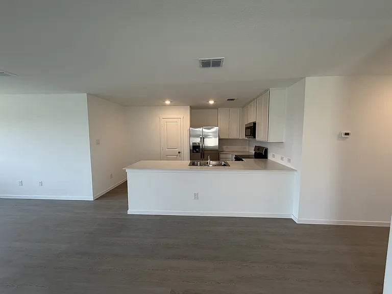 624 Criner St — Photo 2