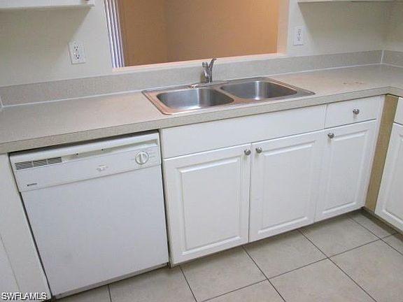4th image of 703 SE 8th Ter APT B