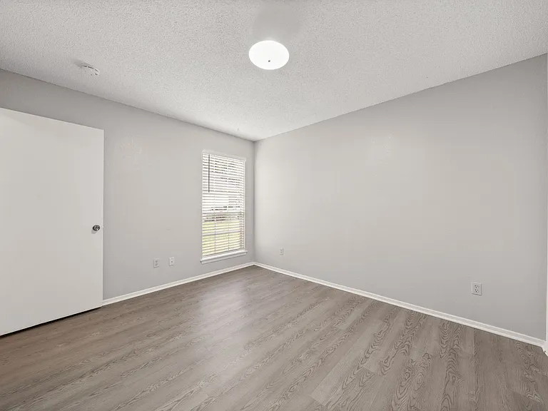 411 Greenlawn Blvd — Photo 18