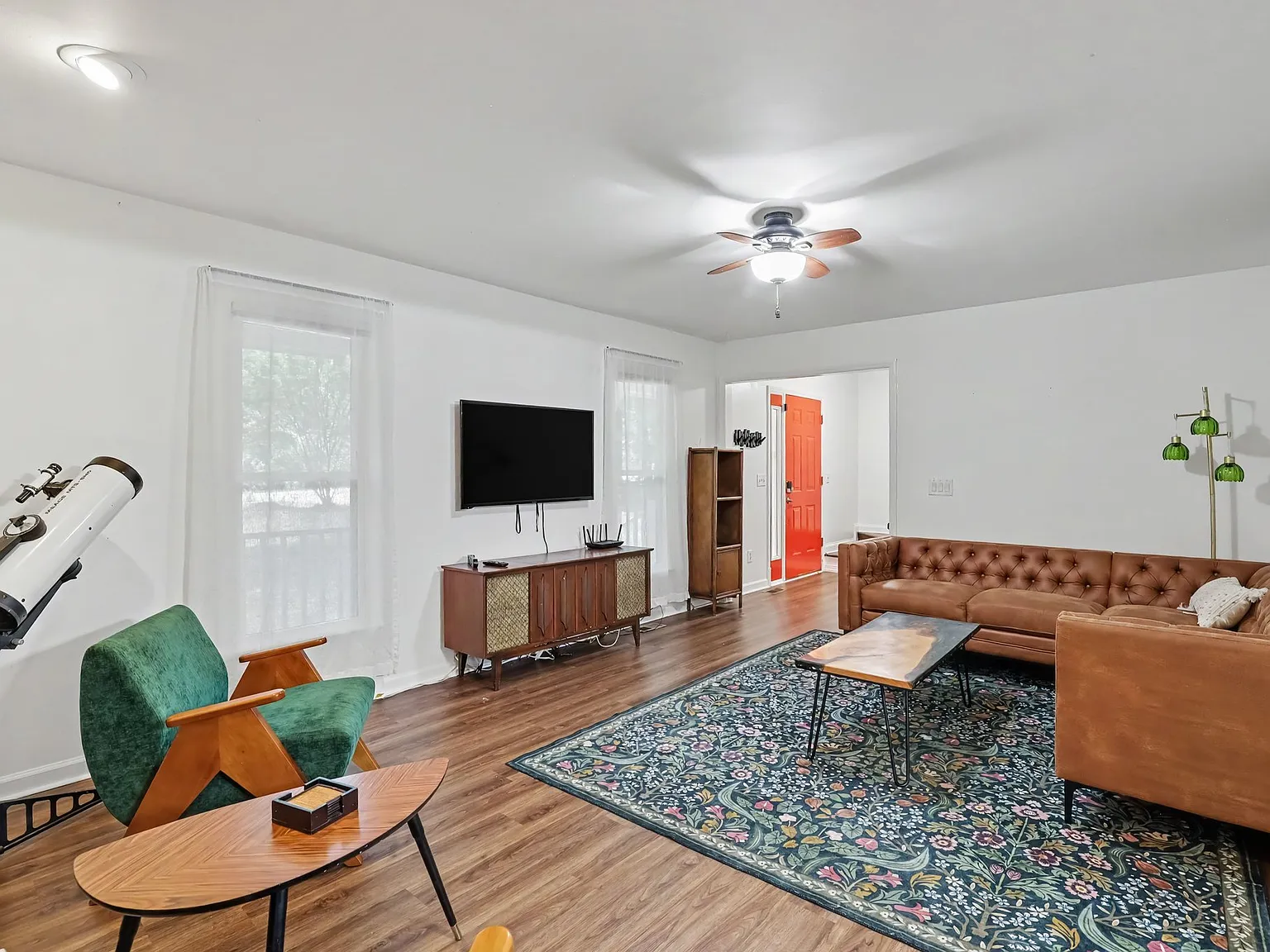 3 bed, 2.5 bath, 2370 sqft, $3,200 — Photo 2