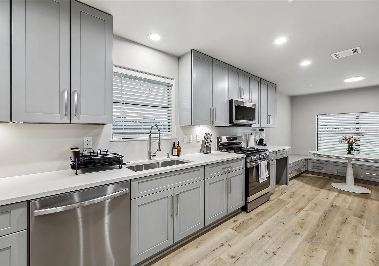 4BR Home Near Med Center with Hot Tub & Cinema — Photo 4