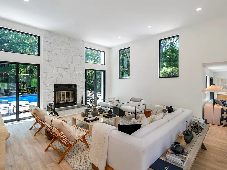 94 Peconic Hills Dr — Photo 5