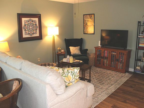 3rd image of 300 Longcastle Dr APT 1