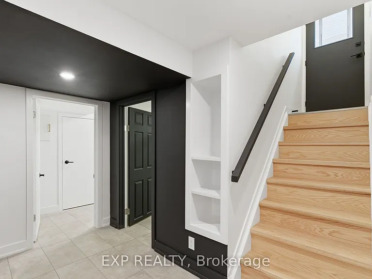 111 Riverside Dr N — Photo 2