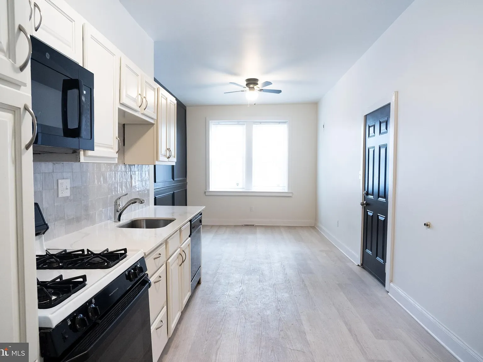 2 bed, 1.0 bath, 900 sqft, $1,900 — Photo 3