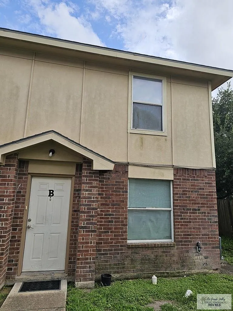 2 bed, 1.5 bath, 1064 sqft, $896 — Photo 2