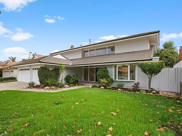 1672 Wellington Pl — Photo 2