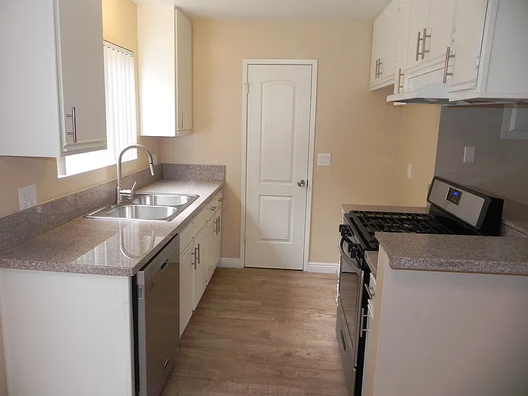 Chapman Villas Apartments — Photo 62