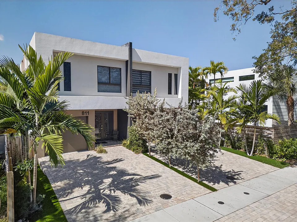811 SW 10th Ter