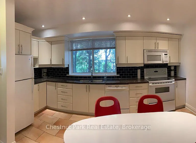 34 Georgian Ln #B — Photo 3