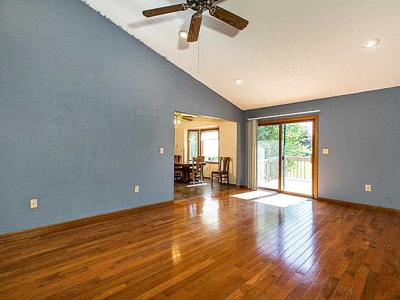 4th image of 455 Plum St