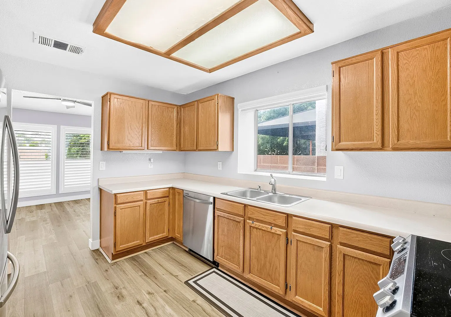 Beautiful Single-Story in Green Valley — Photo 3