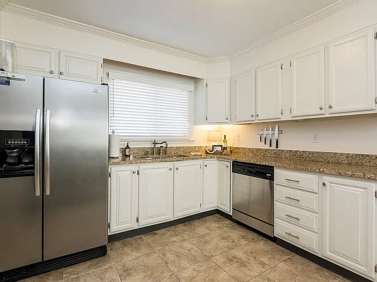384 Barrywood Dr — Photo 4
