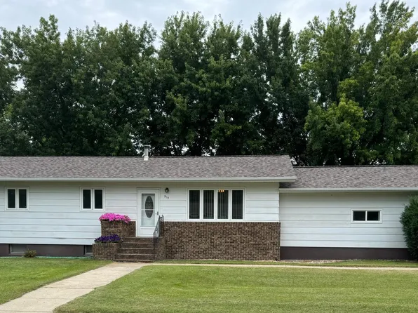 915 Railway St, Enderlin, ND 58027