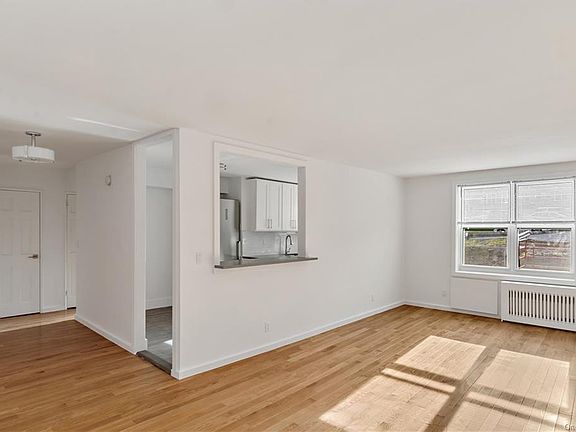 5th image of 1296 Midland Ave APT A4