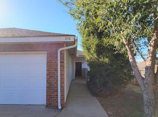 808 SW 36th St, Moore, OK 73160