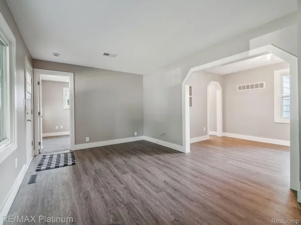 26617 Crystal Ave, Warren, MI 48091