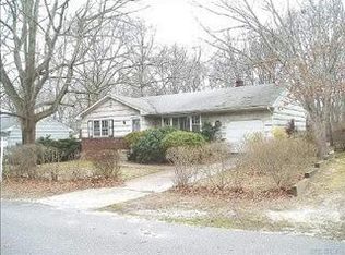 7 Saint Johns Rd, Hampton Bays, NY 11946