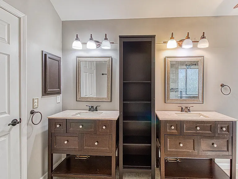 310 W Taylors Xing — Photo 27