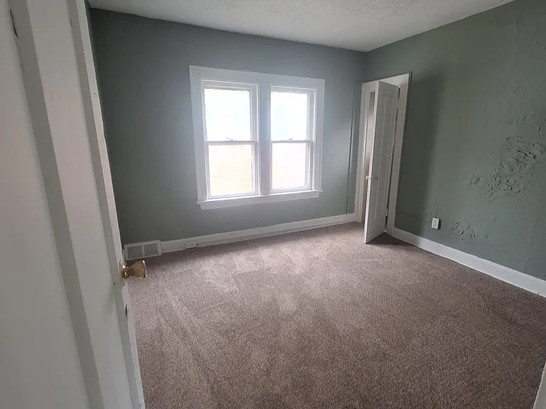 921 Eddy Rd — Photo 5