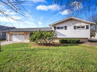 8575 N Manor Ln, Fox Pt, WI 53217