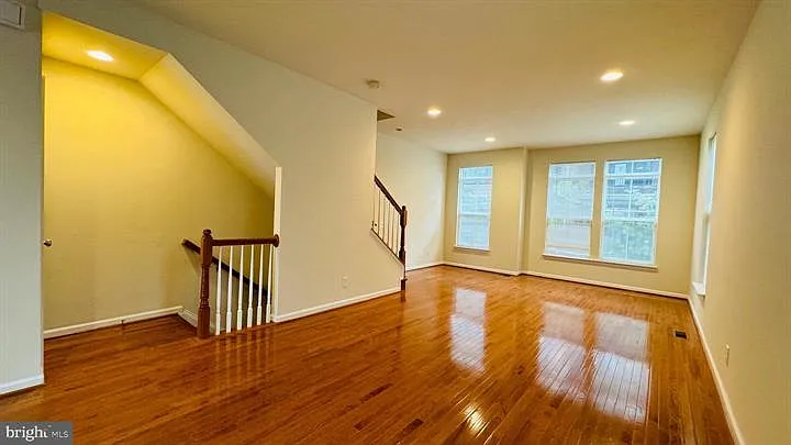 9430 Canonbury Sq — Photo 2